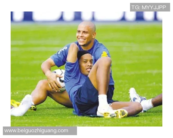 浴巾包裹下的足球明星私生活揭秘与运动场上的光辉对比